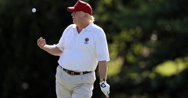 Tổng thống Donald Trump nổi tiếng là một trong những tay chơi golf đỉnh cao. Trước khi trở thành ông chủ Nhà Trắng, Trump đã sở hữu 16 sân golf trên toàn thế giới với điểm Handicap ấn tượng 2.5. 
