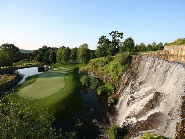 Một sân golf 18 lỗ của Trump nằm ở quận Westchester, New York nằm cách trung tâm thành phố khoảng 30 phút đi xe. Bên cạnh sân golf, khu thể thao này còn ở hữu hồ bơi, sân tennis và một thác nước cao gần 31m.