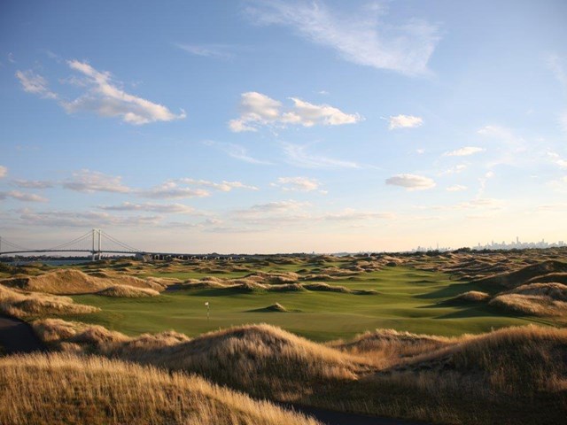 Cũng trong tiểu bang New York, Trump sở hữu một sân golf 18 lỗ khác có tên Trump Golf Links ở Ferry Point với tổng chi phí xây dựng lên đến 269 triệu USD. Theo Bloomberg, sau 14 năm sân golf này mới hoàn thiện, tích hợp cùng với khu nghỉ dưỡng rộng hơn 1.800m2 và nhà hàng sang trọng cạnh bờ biển. 