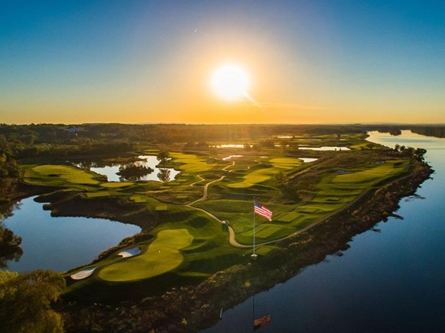 Ngay tại thủ đô Washington, Trump sở hữu một CLB golf nằm bên bờ sông Potomac. Nơi đây không chỉ có 2 sân golf 18 lỗ mà còn tích hợp trung tâm thể dục, khu thể thao dưới nước và các sân tennis.