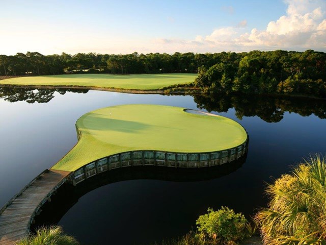 Tổng thống Trump từng chơi golf với 2 golfer huyền thoại Jack Nicklaus và Tiger Woods tại CLB của ông ở thị trấn Jupiter thuộc bang Florida. CLB này bao gồm một sân 18 lỗ, tổ hợp bể bơi, spa, thẩm mỹ viện và khu biệt thự.