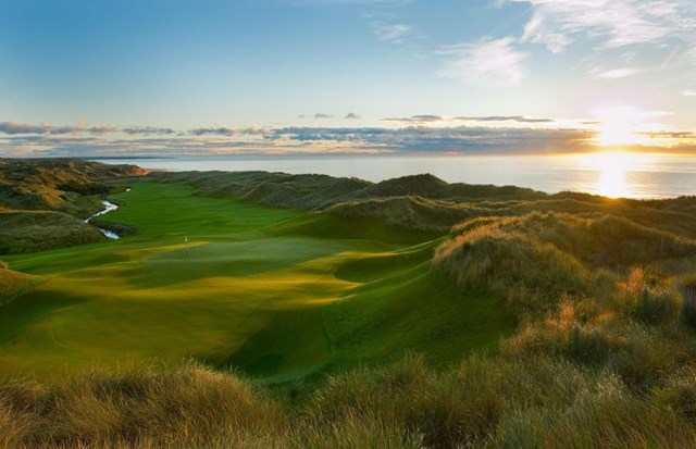 Bên cạnh các sân golf trong nước, bộ sưu tập của ông Trump còn mở rộng ra ngoài biên giới. Trump International Golf Links được khai trương vào năm 2012 tại thành phố Aberdeen, Scotland. CLB golf này bao gồm một sân 18 lỗ, hệ thống giao thông rộng 9 ha, một khách sạn 5 sao và quầy rượu whiskey.