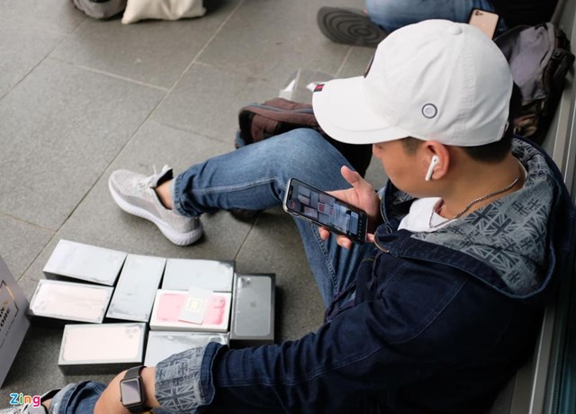 Một người bán đang livestream những chiếc iPhone 11 đầu tiên mua được từ Apple Store Orchard, Singapore.