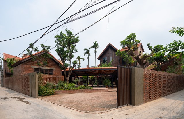 Đáp ứng đủ các yêu cầu của gia chủ, kiến trúc sư Phạm Quốc Đạt đã thiết kế “một ngôi làng cổ giữa bối cảnh đô thị hóa” không chỉ gìn giữ nếp sống văn hóa truyền thống mà còn đem đến không gian ở hiện đại. 