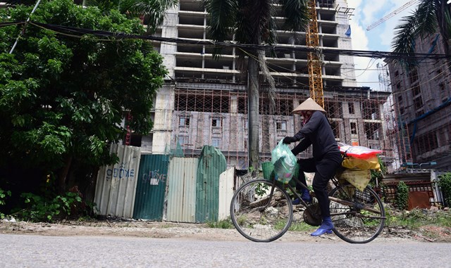 Nhìn từ mặt sau, dự án này hiện vẫn bắc giàn giáo xây dựng nhưng không có dấu hiệu thi công.