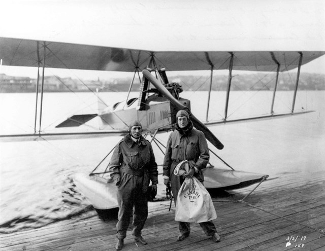 William Boeing v&agrave; Eddie Hubbard sau chuyến bay đưa thư đầu ti&ecirc;n từ Seattle-Mỹ đến British Columbia-Canada