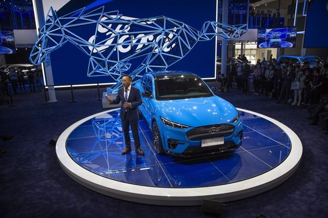 CEO của Ford tại Trung Quốc đ&atilde; giới thiệu mẫu xe Ford Mustang Mach-E chạy bằng điện, lấy cảm hứng từ d&ograve;ng xe thể thao biểu tượng Mustang. Mẫu xe n&agrave;y đ&atilde; ra mắt v&agrave;o th&aacute;ng 11/2019 v&agrave; dự kiến sẽ được tung ra thị trường v&agrave;o cuối năm nay.