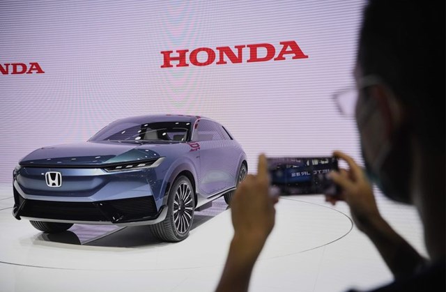 Honda giới thiệu mẫu Honda SUV e:concept chạy ho&agrave;n to&agrave;n bằng điện với nhiều c&ocirc;ng nghệ an to&agrave;n được trang bị như Honda Sensing, ADAS. Đ&acirc;y l&agrave; thiết kế xe điện đầu ti&ecirc;n của Honda d&agrave;nh ri&ecirc;ng cho thị trường Trung Quốc.