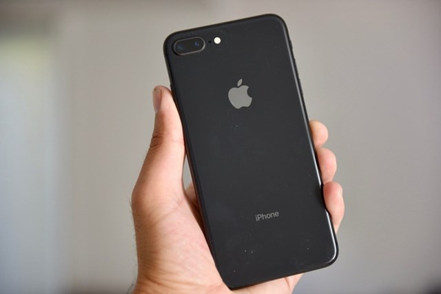 iPhone 8 Plus có kiểu dáng đã lỗi thời so với nhiều smartphone đời mới trên thị trường. Máy có viền đen màn hình phía trên và dưới khá dày. Sản phẩm dùng chip Apple A11 Bionic, RAM 3 GB. Cấu hình này vẫn có thể đáp ứng tốt những tác vụ thường ngày nhưng không còn quá mạnh. Ảnh: Gotta.
