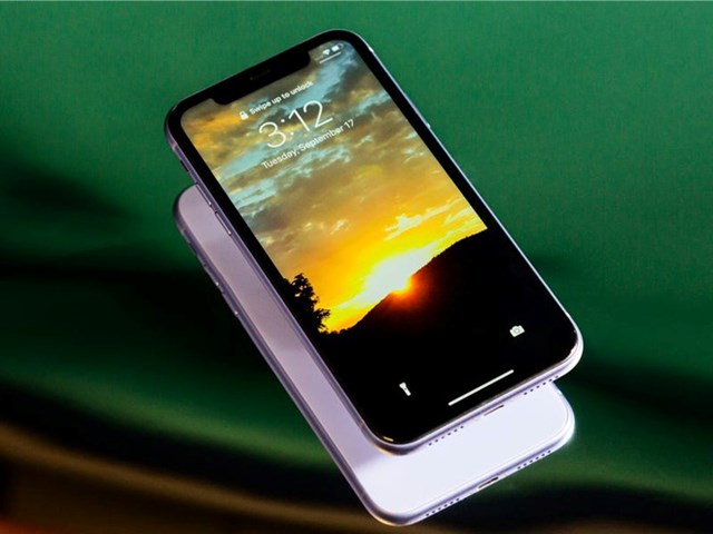 Đầu tháng 6, một số hệ thống bán iPhone 11 chính hãng bản 64 GB với giá 18,4 triệu đồng. Trong vòng 2 tháng sau, giá của máy giảm xuống còn 17,6 triệu đồng. Hiện tại, sản phẩm có giá 17 triệu đồng. Ảnh: Business insider.