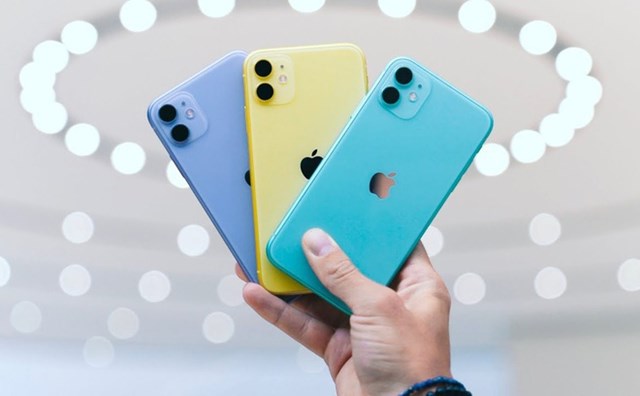 So với iPhone 11 Pro hay iPhone 11 Pro Max, iPhone 11 có nhiều phiên bản màu sắc trẻ trung hơn như xanh lá, đỏ, vàng, trắng hay tím. Model này có màn hình 6,1 inch, tấm nền IPS LCD thay vì OLED. Máy được trang bị chip Apple A13 Bionic, RAM 4 GB. Ảnh: Avito.