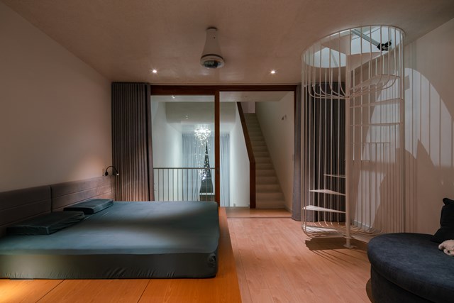 Thiết kế phòng ngủ theo phong cách hiện đại, tối giản nhưng vẫn ấm cúng và thoải mái.