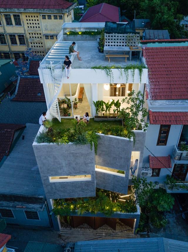 Ngôi nhà Jalousie được xây dựng trên diện tích 7x14m nằm ở trung tâm thành phố Huế. Đây là kiểu nhà ống điển hình của Việt Nam với nguy cơ thiếu không khí và ánh sáng do các bề mặt ngôi nhà giáp liền với nhau.  