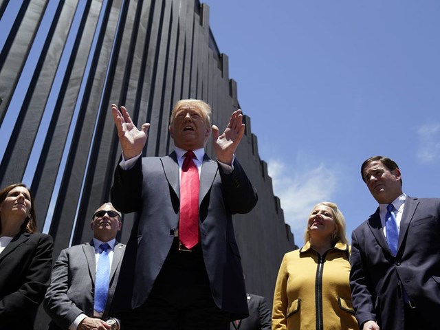 Một trong những tuy&ecirc;n bố nổi bật nhất của &ocirc;ng Trump v&agrave;o năm 2016 đ&oacute; l&agrave; x&acirc;y dựng bức tường dọc bi&ecirc;n giới Mỹ - Mexico. (Ảnh: Newbreak)
