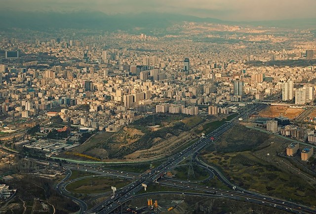 Tehran&nbsp;cũng l&agrave; th&agrave;nh phố Trung Đ&ocirc;ng ph&aacute;t triển mạnh c&oacute; trong danh s&aacute;ch. Th&agrave;nh phố l&agrave; thủ đ&ocirc; của Iran với 8,7 triệu người đang sinh sống. Địa điểm du lịch n&agrave;y cũng nổi tiếng với nhiều bộ sưu tập lịch sử bao gồm c&aacute;c hiện vật từ những triều đại trước. Tới đ&acirc;y, du kh&aacute;ch c&oacute; thể được cảm nhận kh&iacute; hậu đa dạng, từ lạnh, ẩm ướt, &ocirc;n h&ograve;a đến n&oacute;ng, kh&ocirc;.