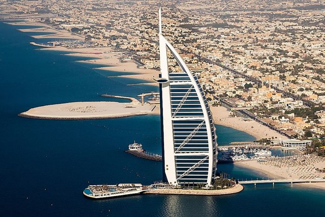 Dubai&nbsp;l&agrave; th&agrave;nh phố sa mạc nổi tiếng nhất của UAE bởi d&acirc;n số đ&ocirc;ng đ&uacute;c, những t&ograve;a nh&agrave; chọc trời v&agrave; mang đến du kh&aacute;ch c&aacute;c trải nghiệm xa hoa. Nằm tr&ecirc;n bờ biển vịnh Ba Tư, nơi đ&acirc;y hoạt động như một trung t&acirc;m giao th&ocirc;ng ch&iacute;nh v&agrave; kho sản xuất dầu. D&acirc;n số t&iacute;nh đến năm 2020 ước t&iacute;nh khoảng 3,39 triệu người.