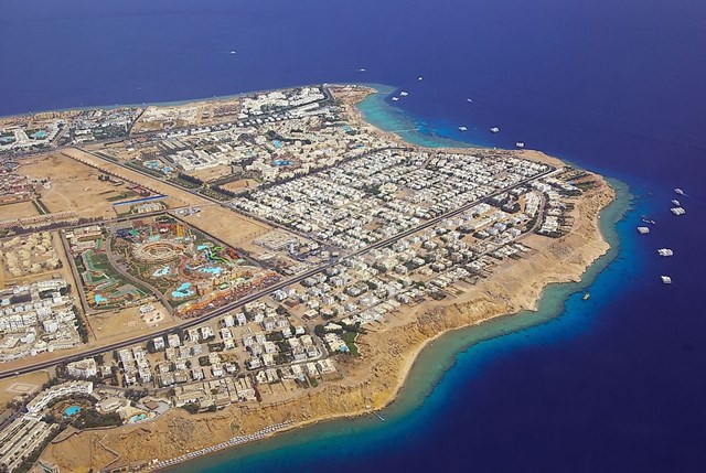 Th&agrave;nh phố&nbsp;Sharm El Sheikh&nbsp;của Ai Cập nằm ở cực nam của b&aacute;n đảo Sinai ngo&agrave;i khơi Biển Đỏ. Nơi đ&acirc;y tương đối đ&ocirc;ng d&acirc;n cư với khoảng 73.000 người t&iacute;nh đến năm 2015. Th&agrave;nh phố đ&oacute;ng vai tr&ograve; l&agrave; trung t&acirc;m h&agrave;nh ch&iacute;nh của tỉnh Nam Sinai. Cảnh quan đẹp, ấn tượng v&agrave; kiểu thời tiết ấm &aacute;p ổn định đưa th&agrave;nh phố trở th&agrave;nh điểm n&oacute;ng về du lịch. Du kh&aacute;ch tới đ&acirc;y c&oacute; thể tham gia c&aacute;c hoạt động thể thao dưới nước.
