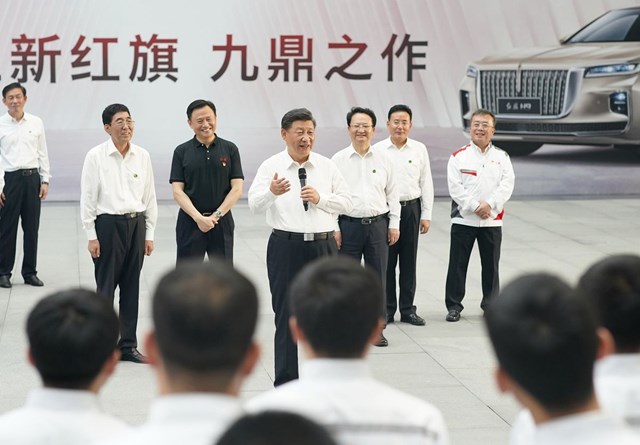 Chủ tịch Trung Quốc Tập Cận B&igrave;nh đến thăm trụ sở FAW Group tại tỉnh C&aacute;t L&acirc;m. Ảnh:&nbsp;Xinhua/Getty Images.