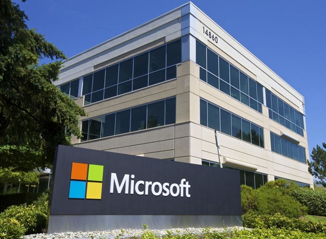Microsoft&nbsp;được th&agrave;nh lập năm 1975 bởi Bill Gates v&agrave; Paul Allen. T&ecirc;n gọi n&agrave;y được gh&eacute;p từ microcomputer (vi m&aacute;y t&iacute;nh) v&agrave; software (phần mềm), l&uacute;c đầu được ghi l&agrave; Micro-Soft nhưng sau n&agrave;y đổi th&agrave;nh Microsoft. Ảnh:&nbsp;Chicago Tribune.