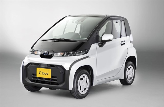 Toyota vừa ra mắt chiếc xe điện c&oacute; t&ecirc;n C+pod tại thị trường Nhật Bản. Đ&acirc;y được xem l&agrave; bản thương mại của mẫu xe &yacute; tưởng Ultra-Compact BEV từng xuất hiện tại Tokyo Motor Show 2019. Xe c&oacute; gi&aacute; b&aacute;n khởi điểm 1,65 triệu yen, tương đương khoảng&nbsp;16.000 USD.
