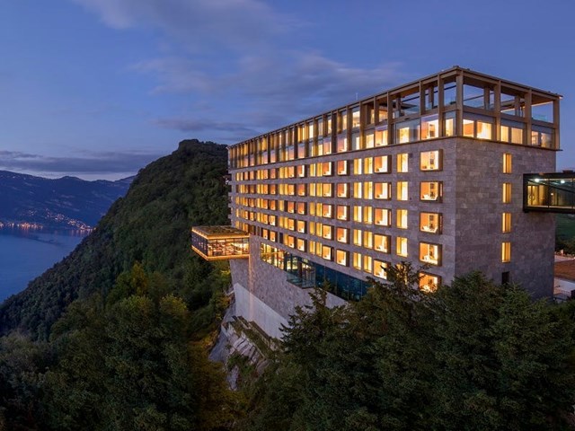 B&uuml;rgenstock Resort &amp; Alpine Spa l&agrave; kh&aacute;ch sạn sang trọng v&agrave; đắt tiền nhất trong 4 kh&aacute;ch sạn của khu resort với 102 ph&ograve;ng. Gi&aacute; mỗi đ&ecirc;m ở đ&acirc;y khoảng 1.267 USD trở l&ecirc;n.