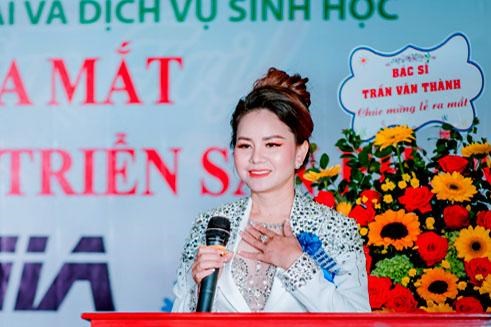 B&agrave; Nguyễn Thị Lệ ph&aacute;t biểu tại buổi lễ, chia sẻ về sản phẩm ATICOMIA.