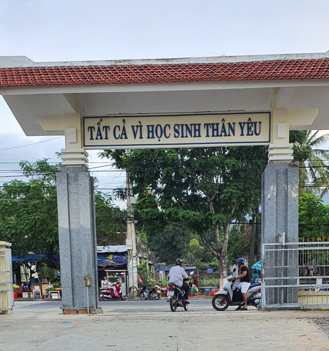 Cổng trường Tiểu học Cam Ph&uacute;. Ảnh do người d&acirc;n cung cấp