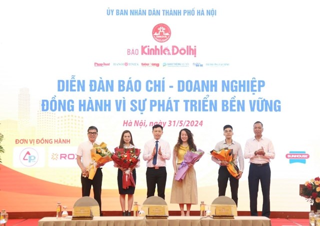 Ban Tổ chức Diễn đ&agrave;n B&aacute;o ch&iacute; - Doanh nghiệp đồng h&agrave;nh v&igrave; sự ph&aacute;t triển ph&aacute;t vững, tri &acirc;n c&aacute;c nh&agrave; t&agrave;i trợ. Ảnh: Phạm H&ugrave;ng.