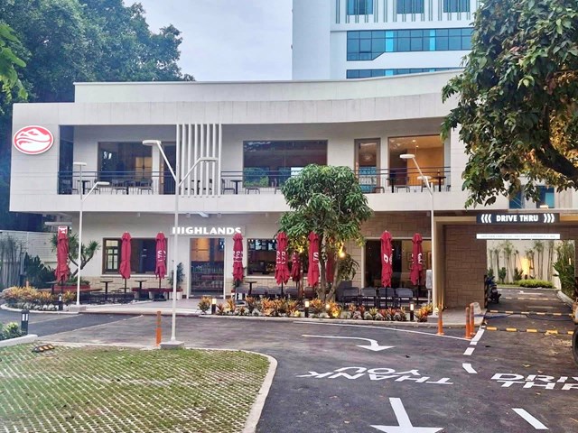 Highlands Coffee triển khai m&#244; h&#236;nh &#39;drive-thru&#39; đầu ti&#234;n tại Việt Nam - Ảnh 1