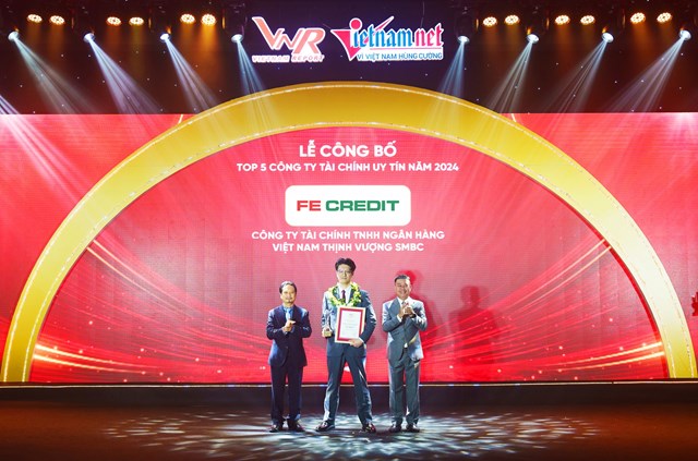 FE CREDIT vinh dự nhận giải thưởng Top 5 C&ocirc;ng ty Uy t&iacute;n ng&agrave;nh T&agrave;i ch&iacute;nh năm 2024 cho nh&oacute;m C&ocirc;ng ty T&agrave;i ch&iacute;nh từ Vietnam Report.