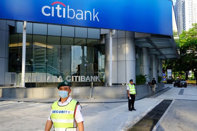 B&ecirc;n ngo&agrave;i một chi nh&aacute;nh Citigroup - Citibank ở Kuala Lumpur. Ảnh: Samsul Said.