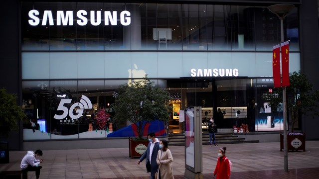 Nhu cầu tăng cao về chip và màn hình giúp Samsung thu lợi lớn trong năm 2020. Ảnh: Reuters