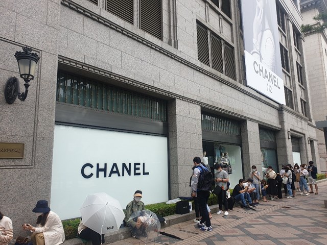 Cảnh tượng xếp h&agrave;ng rất dễ bắt gặp trước c&aacute;c cửa h&agrave;ng Chanel mỗi khi tin đồn h&atilde;ng tăng gi&aacute; nổ ra. Ảnh: Korean Herald.
