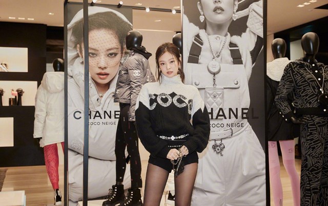Ca sĩ H&agrave;n Quốc Jennie (nh&oacute;m BLACKPINK) - đại sứ thương hiệu Chanel tại một cửa h&agrave;ng Chanel H&agrave;n Quốc. Ảnh: Coco Chanel.&nbsp;