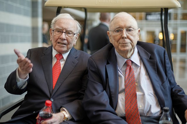 Hai nh&agrave; l&atilde;nh đạo cao nhất tại Berkshire Hathaway: Warren Buffett (91 tuổi) v&agrave;&nbsp;Charles Munger (98 tuổi). Ảnh: The Times.