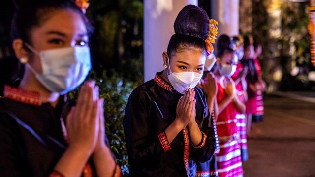 Những người phụ nữ mặc trang phục truyền thống ch&agrave;o đ&oacute;n du kh&aacute;ch ở Lamphun, Th&aacute;i Lan. Ảnh: Getty Images