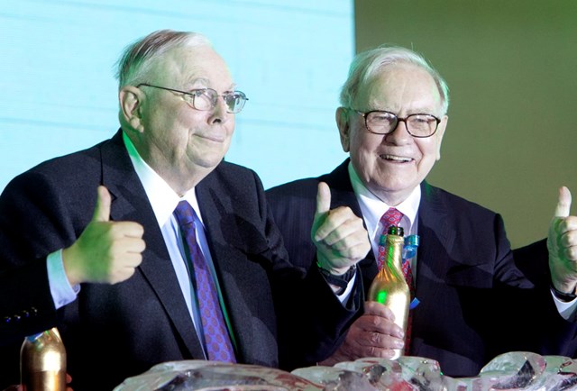 Buffett (phải) v&agrave; người cộng sự nổi tiếng Charlie Munger. Ảnh: Upland Turkey.&nbsp;
