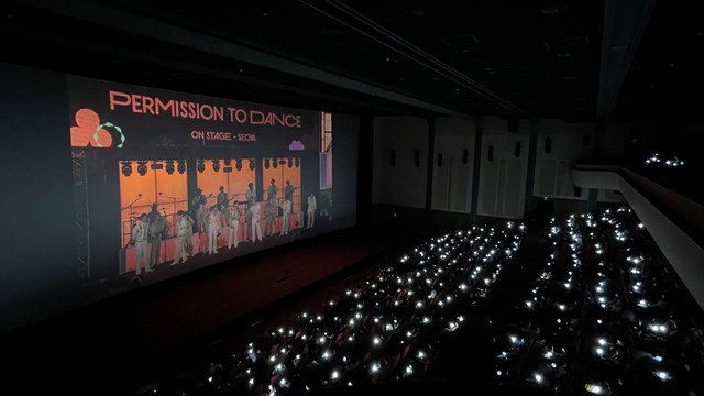 C&aacute;c fan phủ k&iacute;n một rạp chiếu phim nơi ph&aacute;t trực tiếp concert của BTS ở Seoul. Ảnh: enews.imbc &nbsp;