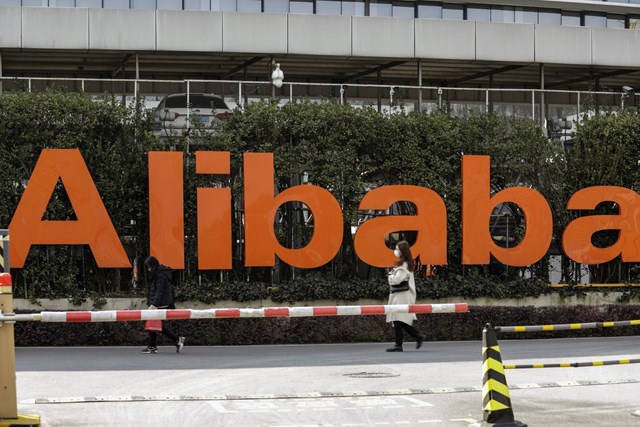 B&ecirc;n ngo&agrave;i trụ sở ch&iacute;nh của Alibaba ở H&agrave;ng Ch&acirc;u, Trung Quốc. Ảnh: Bloomberg.