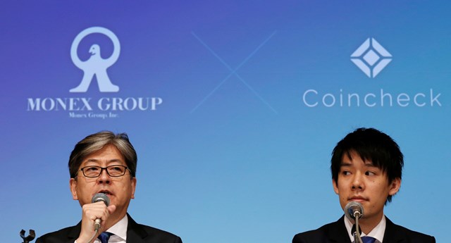 CEO Monex Oki Matsumoto (tr&aacute;i) v&agrave; CEO Coincheck Koichiro Wada. Ảnh: JST.