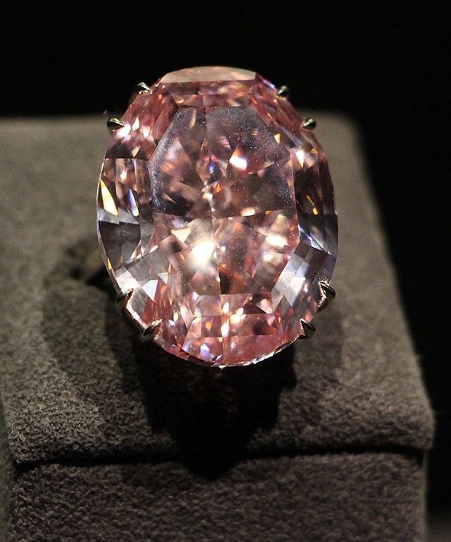 Vi&ecirc;n kim cương đắt nhất từng được đấu gi&aacute; - Pink Star. Ảnh: DuJour Magazine.