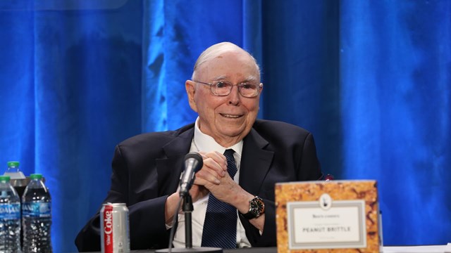 Ở tuổi 98, Charlie Munger vẫn tiếp tục l&agrave;m việc tại Berkshire Hathaway. Ảnh:&nbsp;Gerard Miller.
