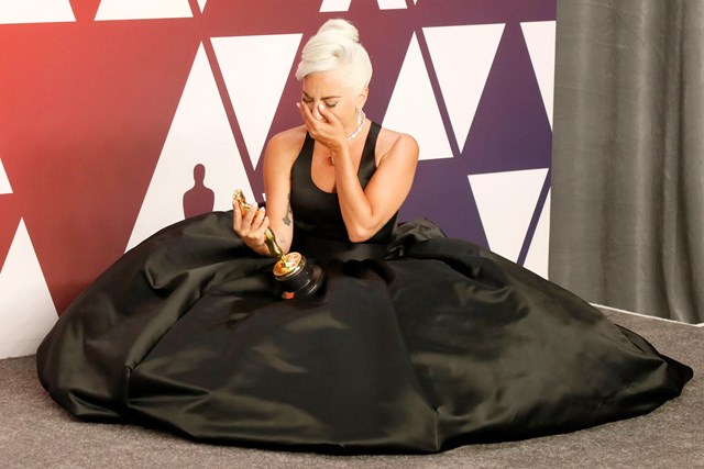 Lady Gaga b&ecirc;n tượng v&agrave;ng Oscar đầu ti&ecirc;n. Ảnh: Glamour