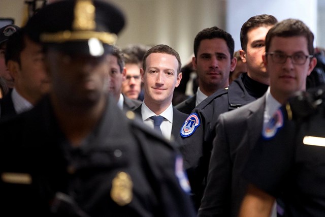 Mark&nbsp;Zuckerberg thường đi c&ugrave;ng với đội ngũ vệ sĩ h&ugrave;ng hậu khi xuất hiện trước c&ocirc;ng ch&uacute;ng. Ảnh: Metro.&nbsp;