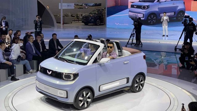 Dù nhỏ gọn, chiếc Hong Guang Mini EV vẫn có thể chở được 4 người. Ảnh: Nikkei.