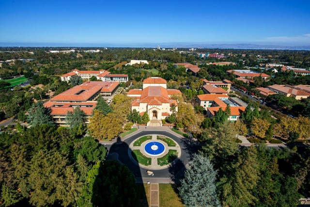 Đại học Stanford kh&ocirc;ng chỉ cung cấp cho Fang kiến thức m&agrave; c&ograve;n l&agrave; nơi gi&uacute;p c&ocirc; x&acirc;y dựng mối quan hệ gi&uacute;p &iacute;ch cho c&ocirc;ng việc đầu tư sau n&agrave;y. Ảnh: Forbes.&nbsp;