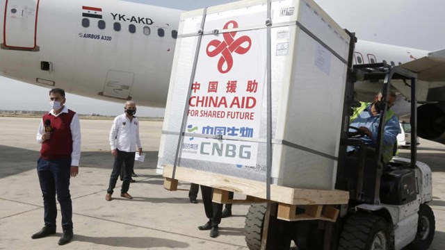 Công nhân dỡ các hộp chứa vắc xin Sinopharm Covid-19 do Trung Quốc viện trợ tại sân bay quốc tế Damascus ngày 24/4/2021 ở thủ đô Syria. Ảnh: Getty Images