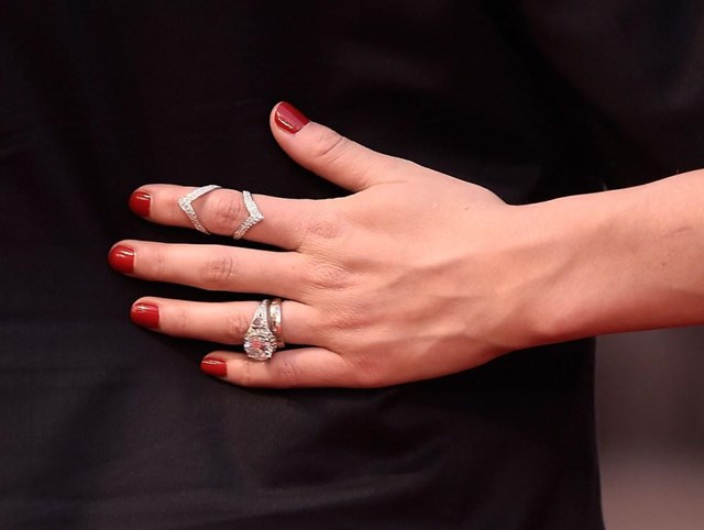 Theo USA Today, chiếc nhẫn đính hôn trên tay Amber Heard được tạo nên từ một tảng đá chìm trên tàu Titanic. Ảnh: Getty. 