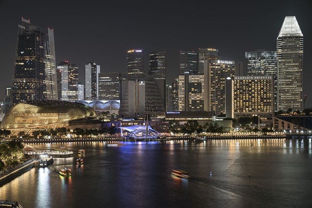 Singapore c&oacute; mật độ triệu ph&uacute; cao thứ hai ch&acirc;u &Aacute;. Ảnh: Bloomberg.