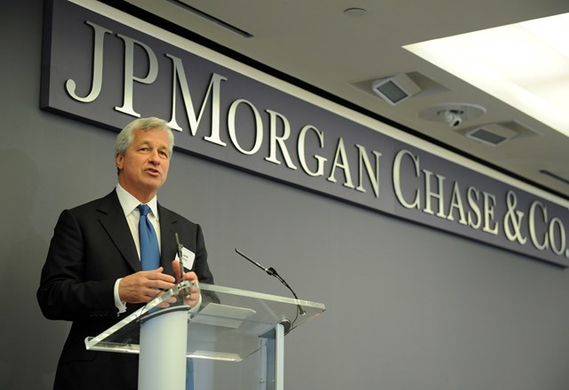Chủ tịch ki&ecirc;m CEO JPMorgan -&nbsp;Jamie Dimon vẫn giữ niềm tin v&agrave;o tiền số bất chấp c&aacute;c đợt giảm gi&aacute; li&ecirc;n tiếp gần đ&acirc;y. Ảnh: Yahoo Finance